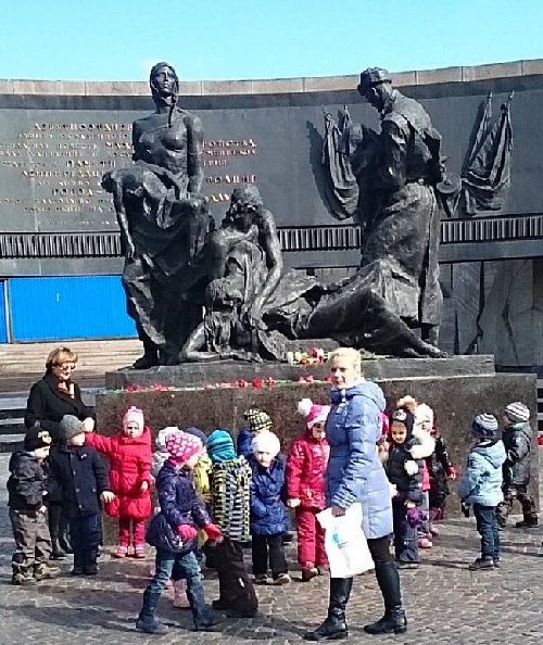 монумент героическим защитникам Ленинграда
