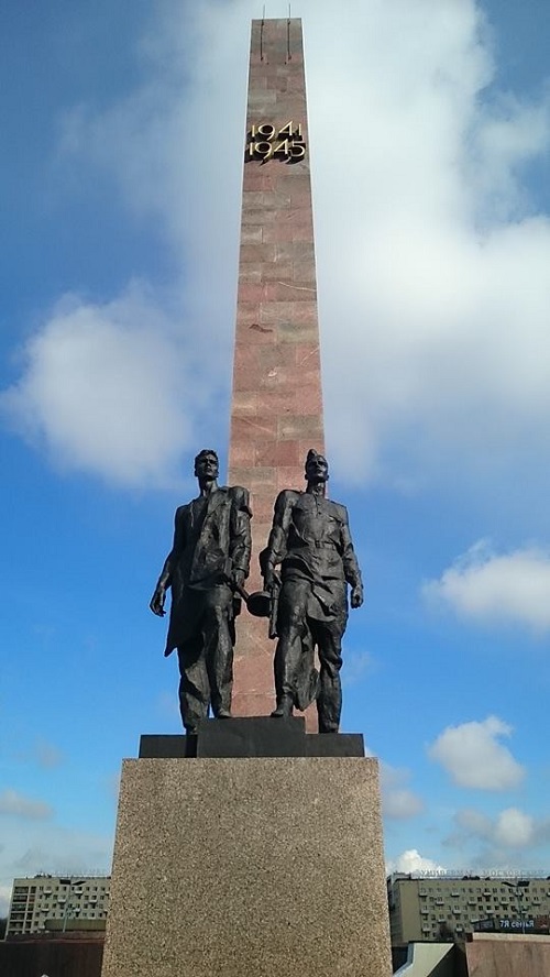 монумент героическим защитникам Ленинграда