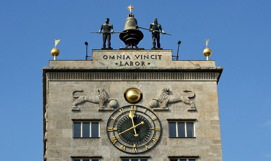 латинский манифест «Omnia vincit labor» можно увидеть в Лейпциге на высоте 43 метра! Надпись расположена под звонарями и колоколами Кроххоххауса – высотного дома Кроха, который был возведен в 1928 году.