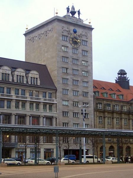 латинский манифест «Omnia vincit labor» можно увидеть в Лейпциге на высоте 43 метра! Надпись расположена под звонарями и колоколами Кроххоххауса – высотного дома Кроха, который был возведен в 1928 году.