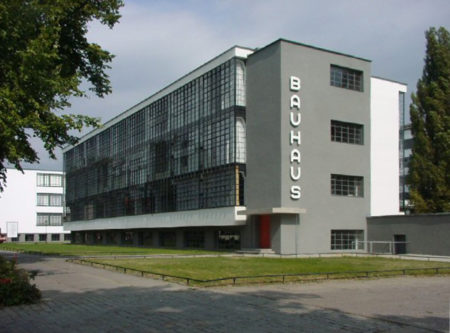 Школу Баухауз называют колыбелью европейского архитектурного конструктивизма